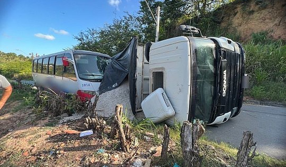 Motorista perde controle de veículo e caçamba de areia tomba e bate em ônibus, em Alagoas