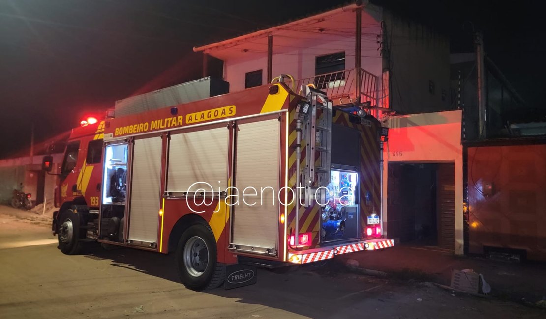 Bombeiros são acionados após moradores sentirem cheiro de queimado vindo de primeiro andar, em Arapiraca