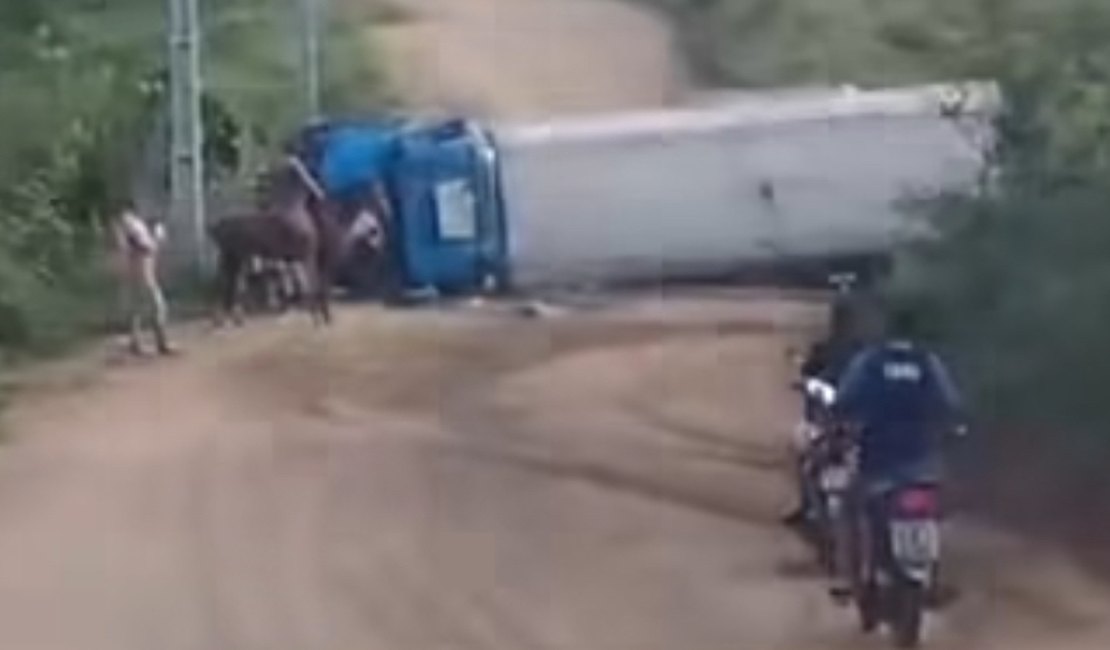 Caminhão-pipa tomba em estrada vicinal de Pão de Açúcar; motorista fica ferido