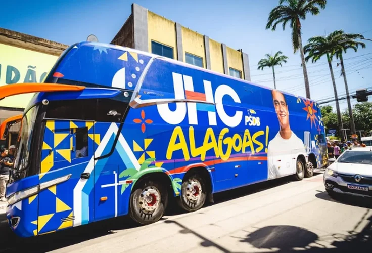 Justiça Eleitoral manda descaracterizar ônibus de JHC por propaganda eleitoral antecipada