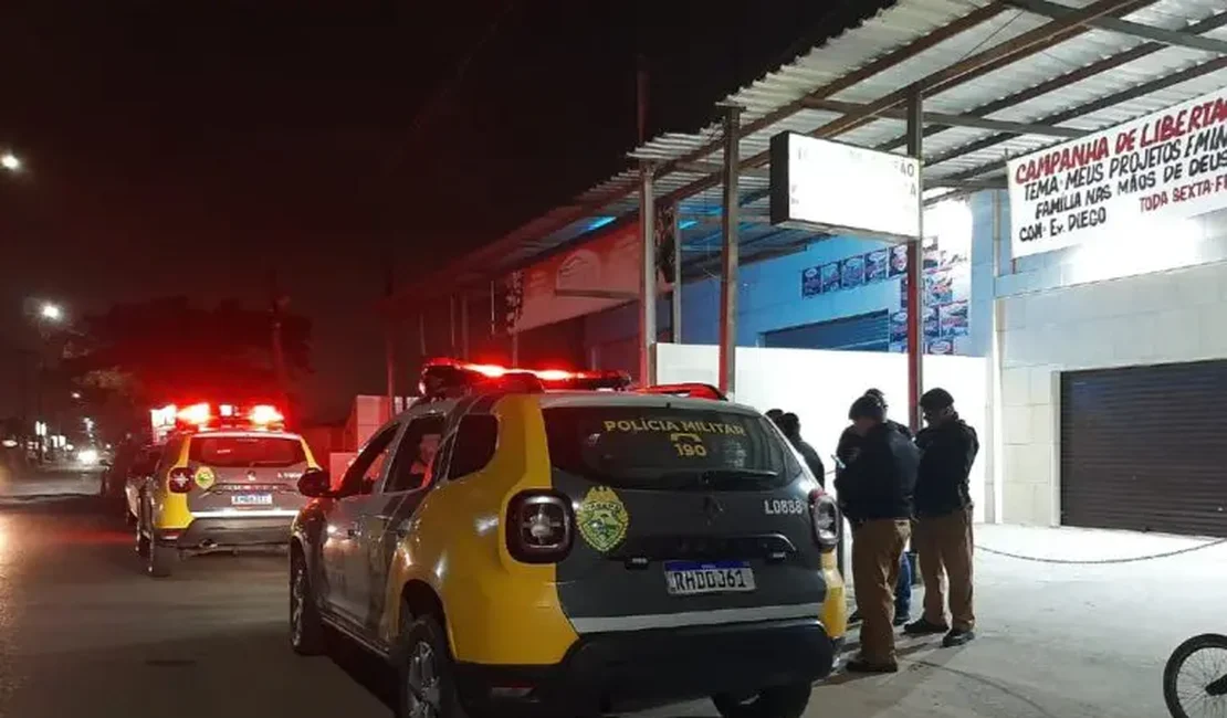 Após ser perseguido na rua, homem entra em igreja e é morto na frente de crianças e da mãe