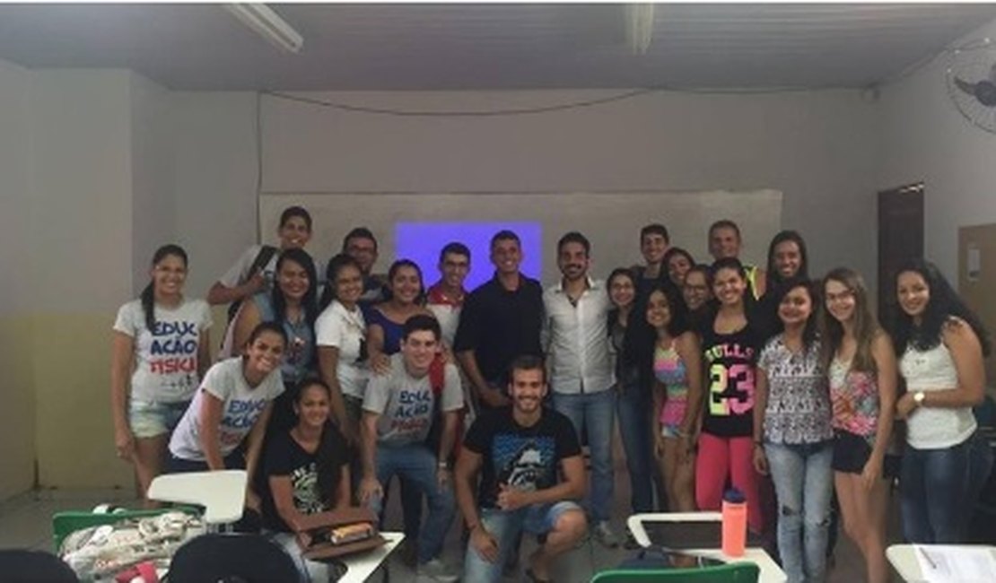 Preparador físico do ASA palestra para futuros educadores físicos na Ufal