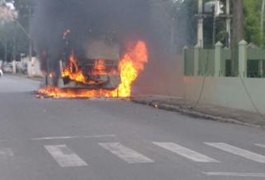 Escuta telefônica mostra detentos planejando incêndio de ônibus em Maceió; ouça
