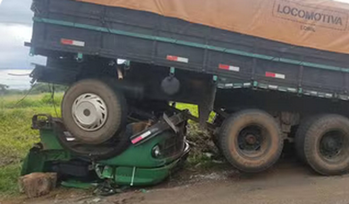 Carroceria de caminhão se solta durante viagem e esmaga cabine com motorista no Paraná; homem sobreviveu