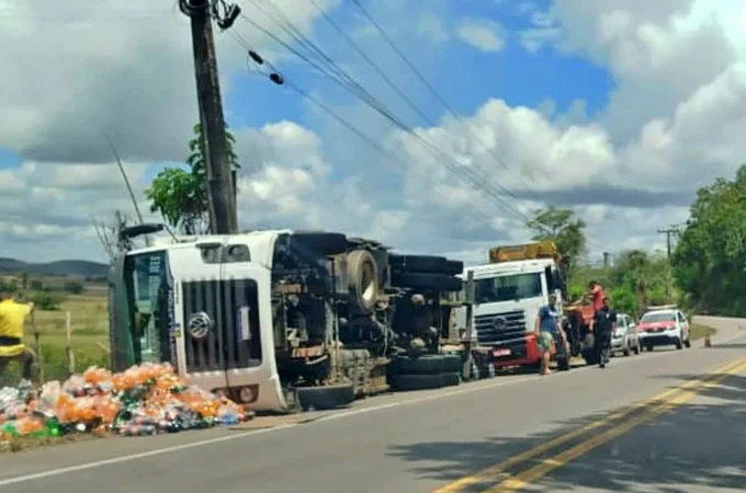 Carreta com carga de refrigerantes tomba e motorista sofre ferimentos em Satuba