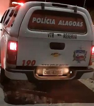 Vídeo: Preso por desacato, homem dá chutes na viatura da PM em Arapiraca