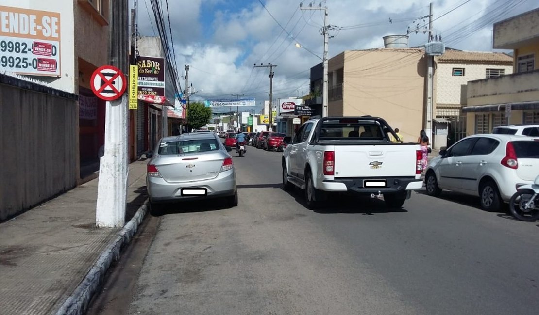 SMTT proíbe estacionamento na Rua Esperidião Rodrigues, no Centro de Arapiraca