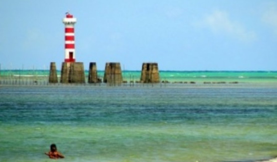 Turistas ficam ilhados em Farol da Praia da Ponta Verde, em Maceió