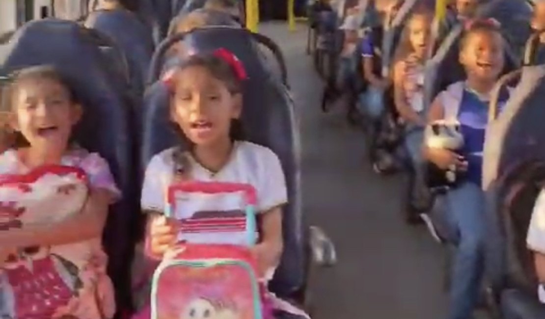 “Ê saudade que toma conta de mim”: motorista viraliza com video de alunos cantando em ônibus