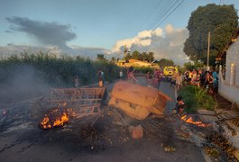 Vídeo. Arapiraquenses fazem protesto e fecham via por causa da falta de água