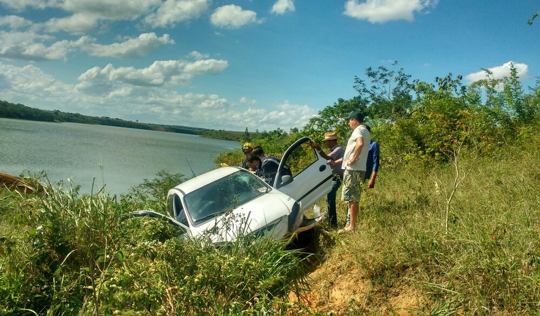 Vídeo. Motorista perde controle de carro e capota veículo próximo a barragem da Vila Bananeiras