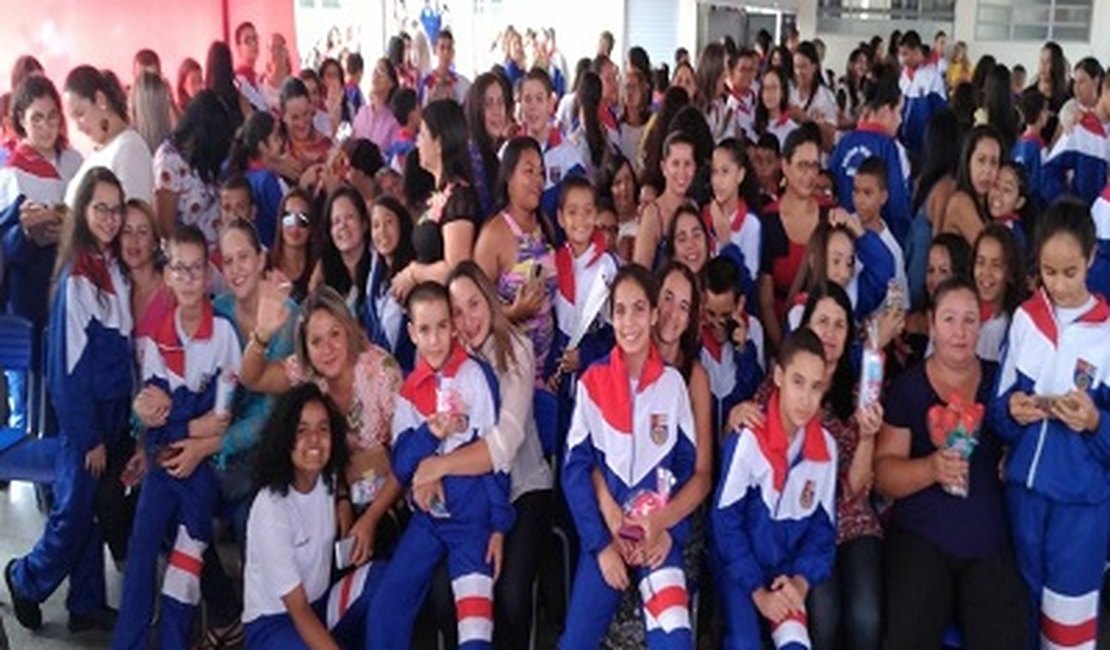 Mães de alunos do Colégio Tiradentes são homenageadas em Arapiraca