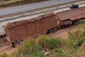 VÍDEO: Carreta canavieira tomba em estrada de acesso à usina em Teotônio Vilela