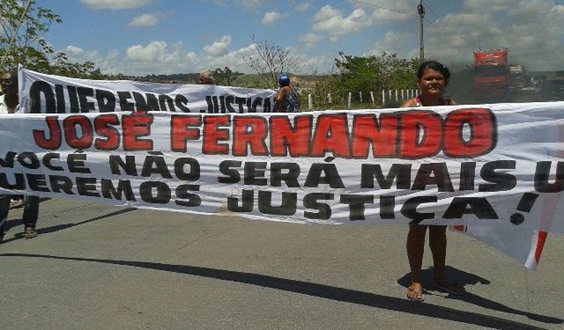 Familia de garoto assassinado e carbonizado realiza protesto em São Miguel