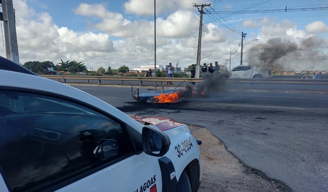 Moradores fecham AL-220, em frente ao Assaí, e pedem quebra-molas ou semáforo no trecho