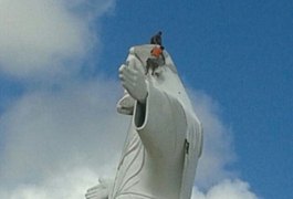 Homem morre ao cair da estátua de Cristo, em Palmeira dos Índios