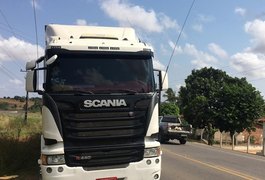 Motocicleta colide com caminhão carregado de biscoito na rodovia AL-115