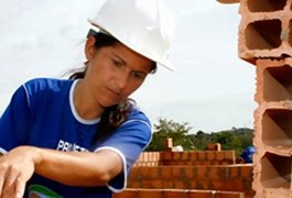 Renda média de trabalhador homem é 26% maior do que a da mulher