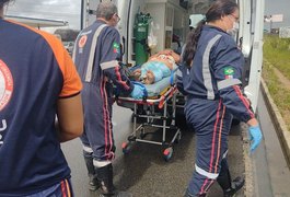 Mulher embriagada cai às margens da AL-220 e é socorrida, em Arapiraca