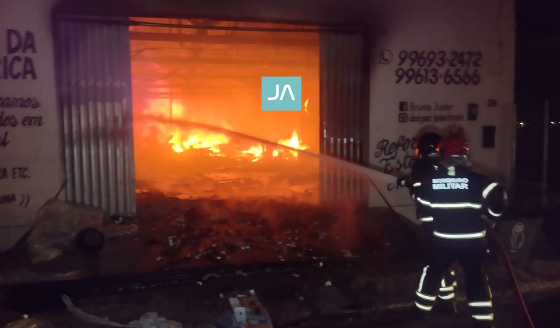 Incêndio de grandes proporções destrói loja de estofados em Arapiraca