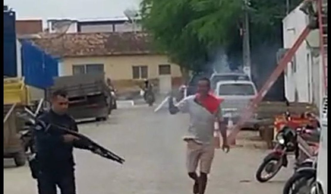 Vídeo. Homem ataca policiais militares com arma branca, em Arapiraca