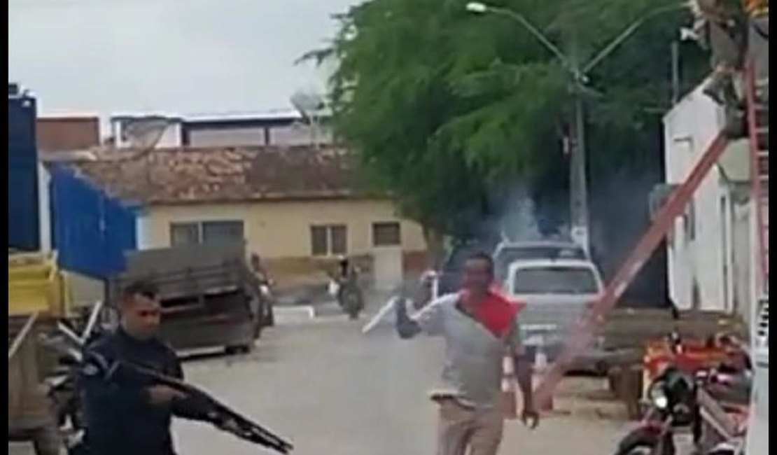 Vídeo. Homem ataca policiais militares com arma branca, em Arapiraca