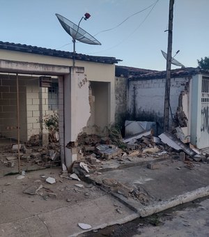 VÍDEO. Condutor engata ré em veículo e acaba derrubando muro de residência, em Arapiraca