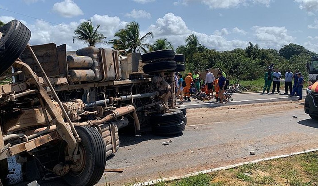 Homem sofre queda de moto após caminhão com entulhos tombar na Rota do Mar, em Maceió