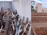 Coveiro reclama após limpeza de cemitério retirar cruzes de covas