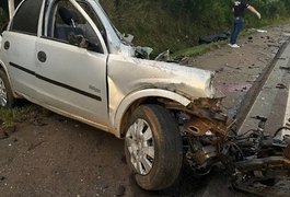 Homem morre e carro parte ao meio em acidente com caminhão
