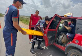 Homem fica ferido após capô de veículo abrir e atingir para-brisa de carro, em Arapiraca