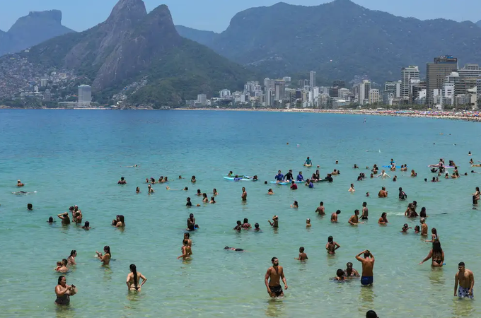 Corpo de piloto do avião que caiu em Copacabana é resgatado