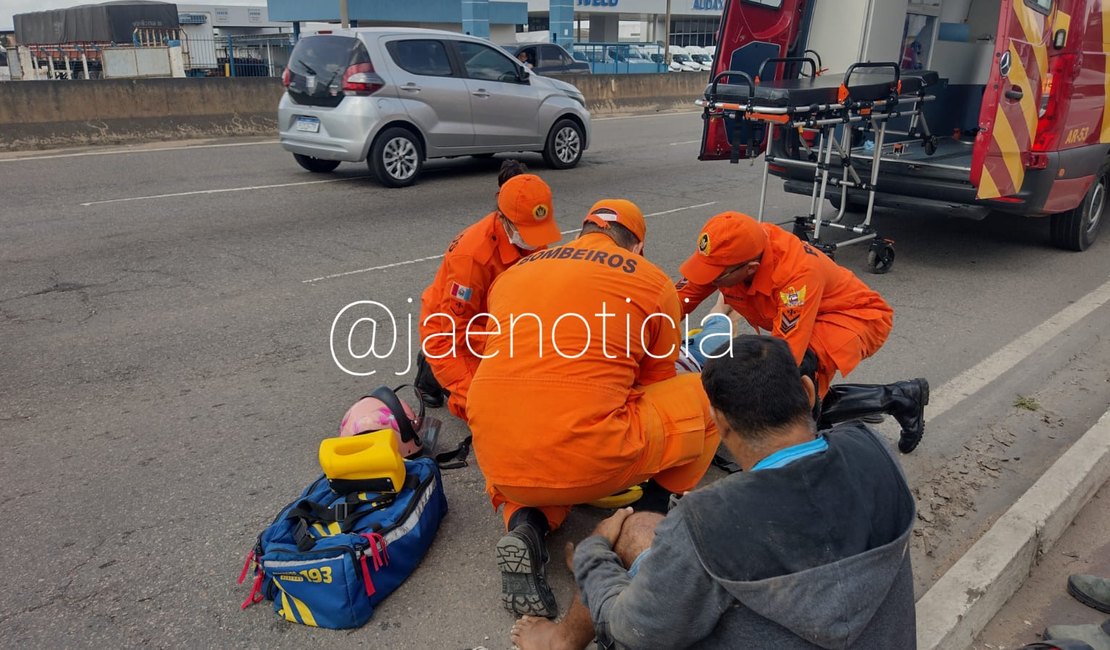 Casal fica ferido após estouro de pneu de moto e queda, na AL 220 em Arapiraca﻿; asissta