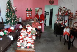 Aposentada decora casa para o Natal com 190 papais noéis