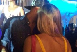 Neymar se diverte com loira em Ibiza