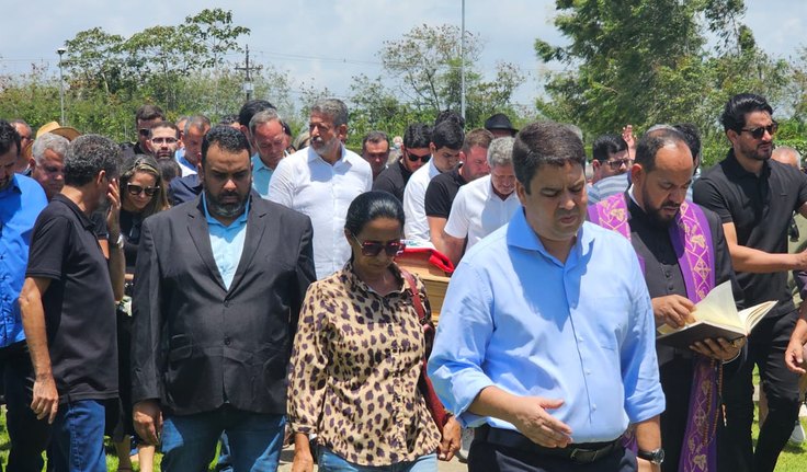 Arthur Lira exalta legado de Benedito de Lira durante sepultamento, em Maceió