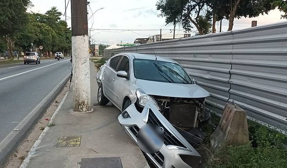 Motorista colide contra barreira de concreto às margens de avenida de Maceió e abandona veículo após acidente