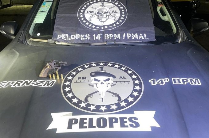 PM flagra crimes de porte ilegal de arma de fogo e receptação em Maceió e Jacuípe