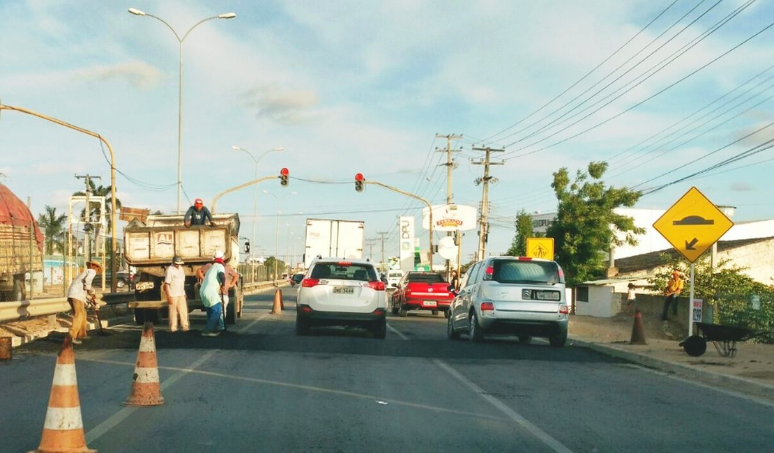 Para evitar acidentes, quebra-molas são instalados em frente à Unidade de Emergência