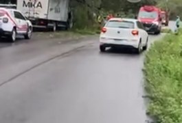 Caminhão colide com árvore e deixa vítima presa às ferragens na AL-145, no Sertão alagoano