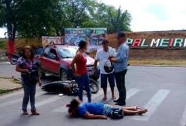 Mulher fica ferida após acidente entre motocicleta e carro em Palmeira dos Índios