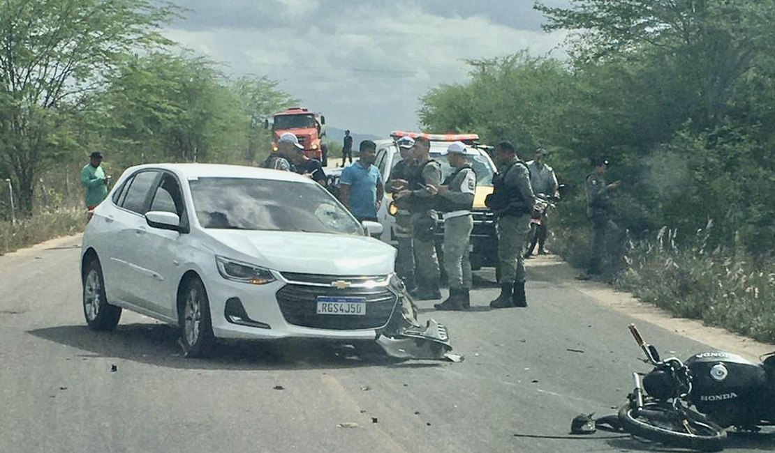 Secretário de Craíbas e motociclista ficam feridos após colisão em rodovia alagoana
