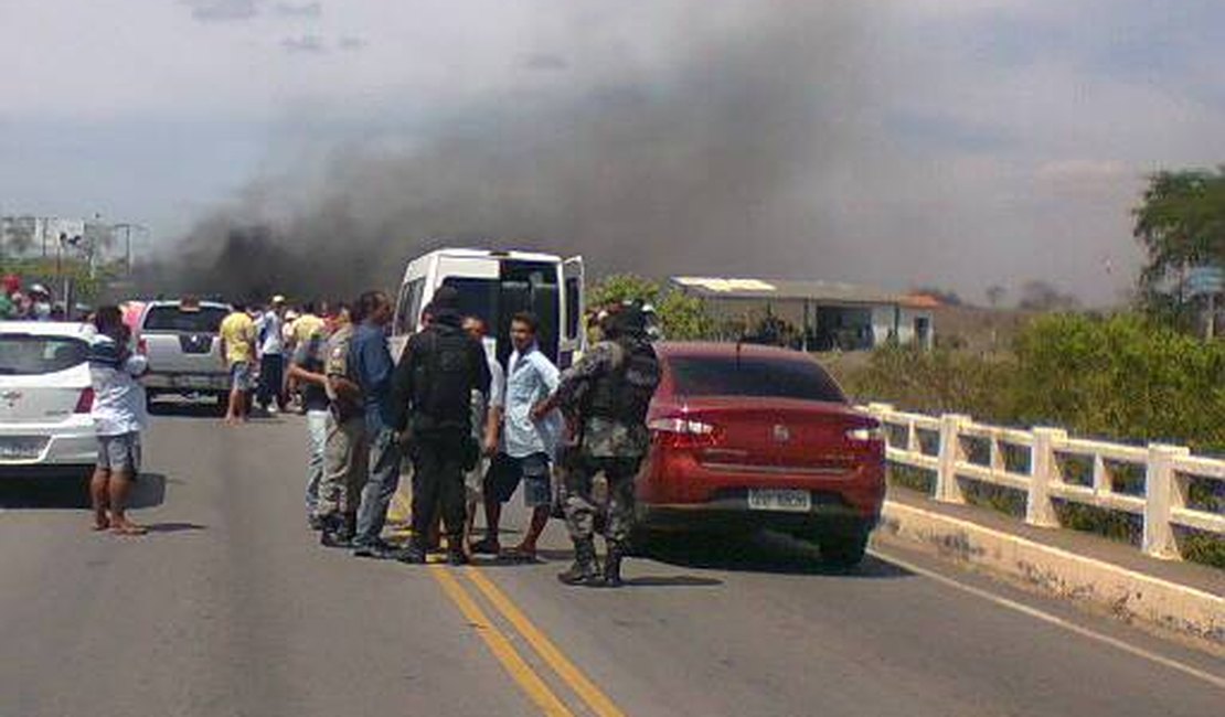 Moradores de Jaramataia fecham AL 220 por falta de água