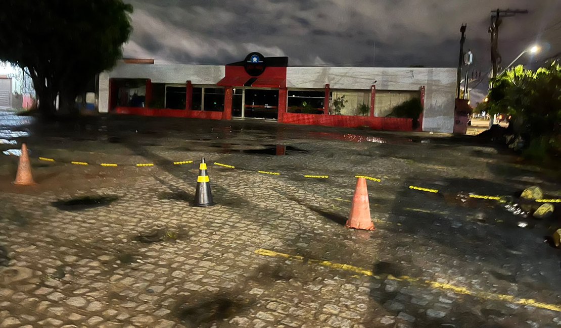 Homem invade churrascaria e furta mais de R$ 3 mil na parte alta de Maceió