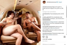 Whindersson Nunes e Tirullipa posam pelados em jatinho: 'Diga com quem tu andas'
