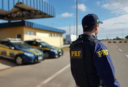 Caminhão carregado de sandálias tomba na BR-101, em AL