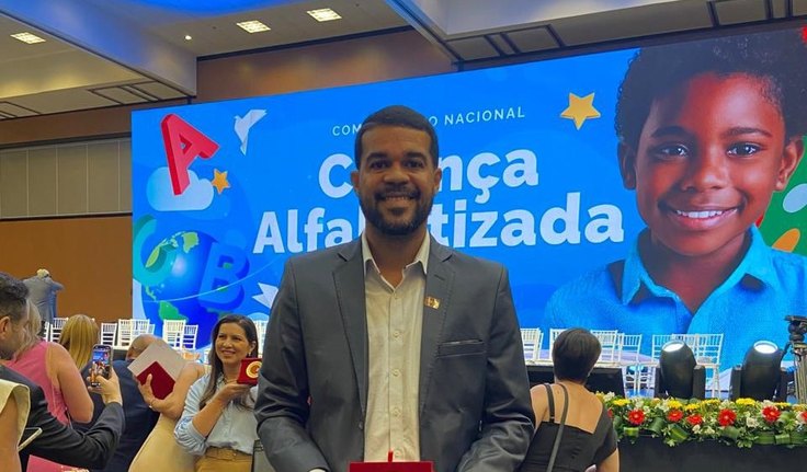 Secretário de Educação vai a Brasília receber premiação - Selo Ouro da Alfabetização