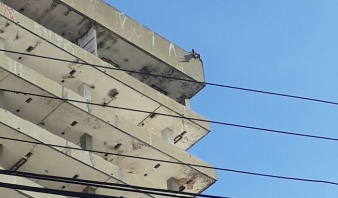 Militares tentam resgate de homem que ameaça pular de prédio abandonado