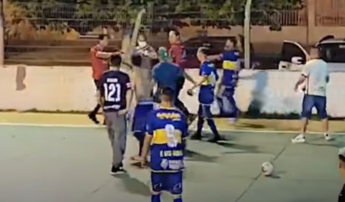 Vídeo. Árbitro aponta arma e agride jogadores em jogo de futsal no RS