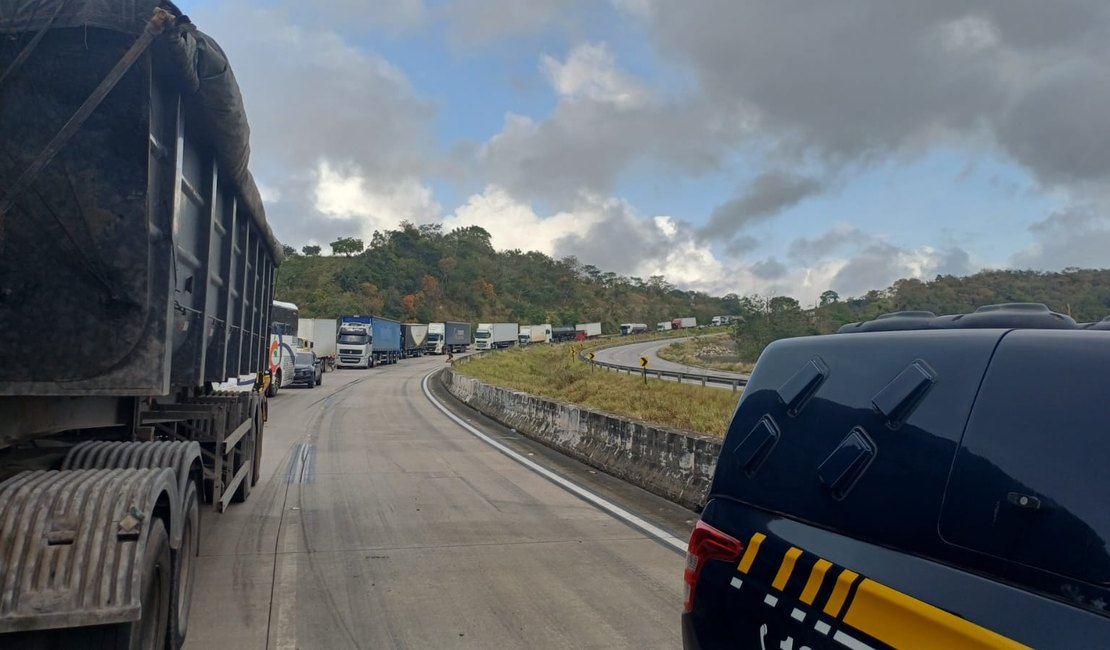 Carreta tomba na BR-101, em Junqueiro, e trecho da rodovia fica interditado